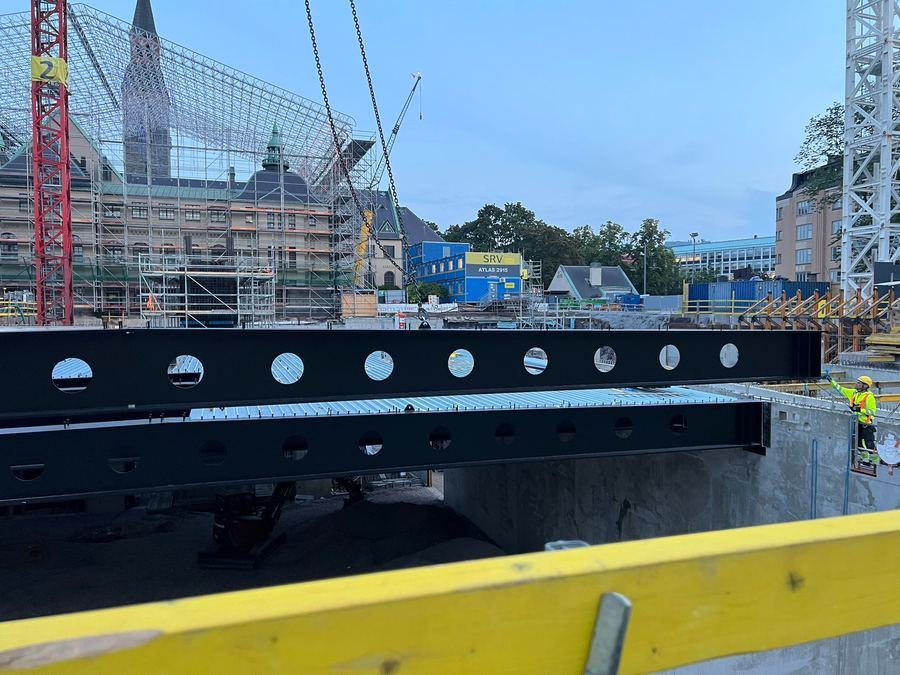 Perforerte stålbjelker montert over byggegropen, Atlas-paviljongen