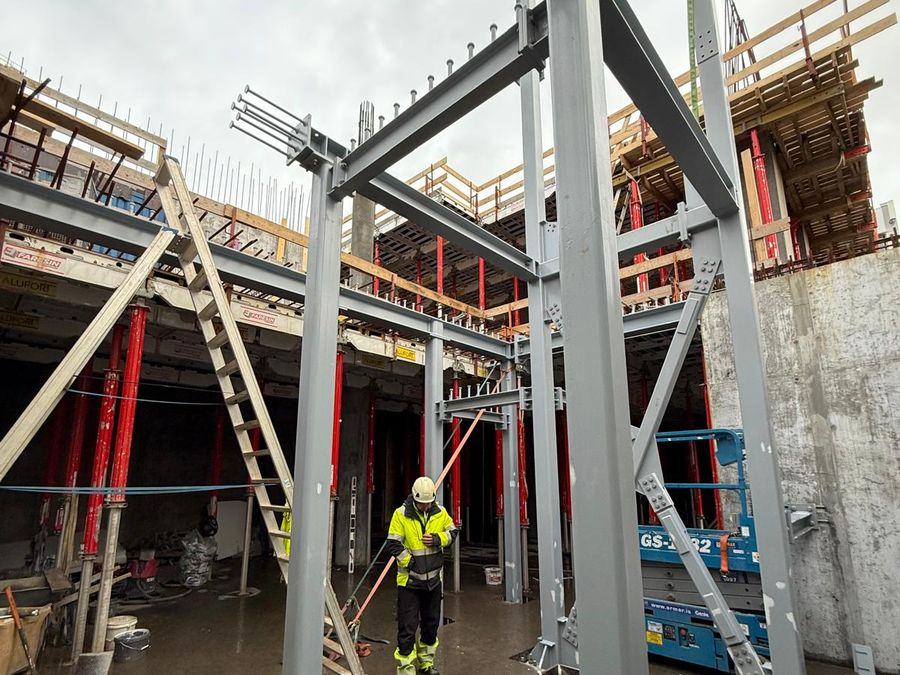 Stålkonstruksjon inne i sykehusbygningen