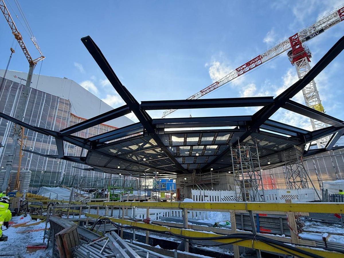 Kattorakenteen säteittäisten teräspalkkien asennus, Atlas-paviljonki, Helsinki